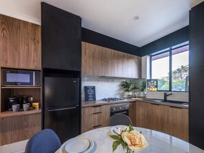 Fridge, microwave, oven, stovetop - Jacaranda Apartment | Wayville Walk to Tram (Wayville)