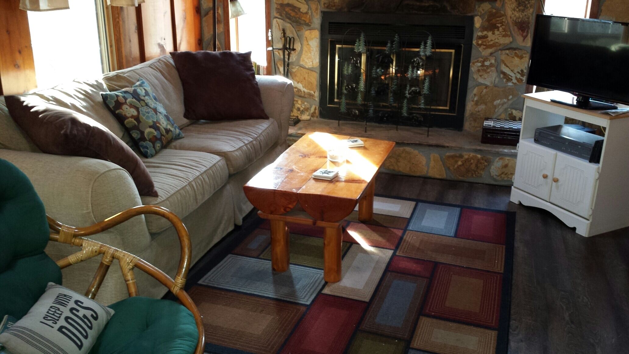 Cozy cabin nestled in woods and close to Downtown Blue Ridge!