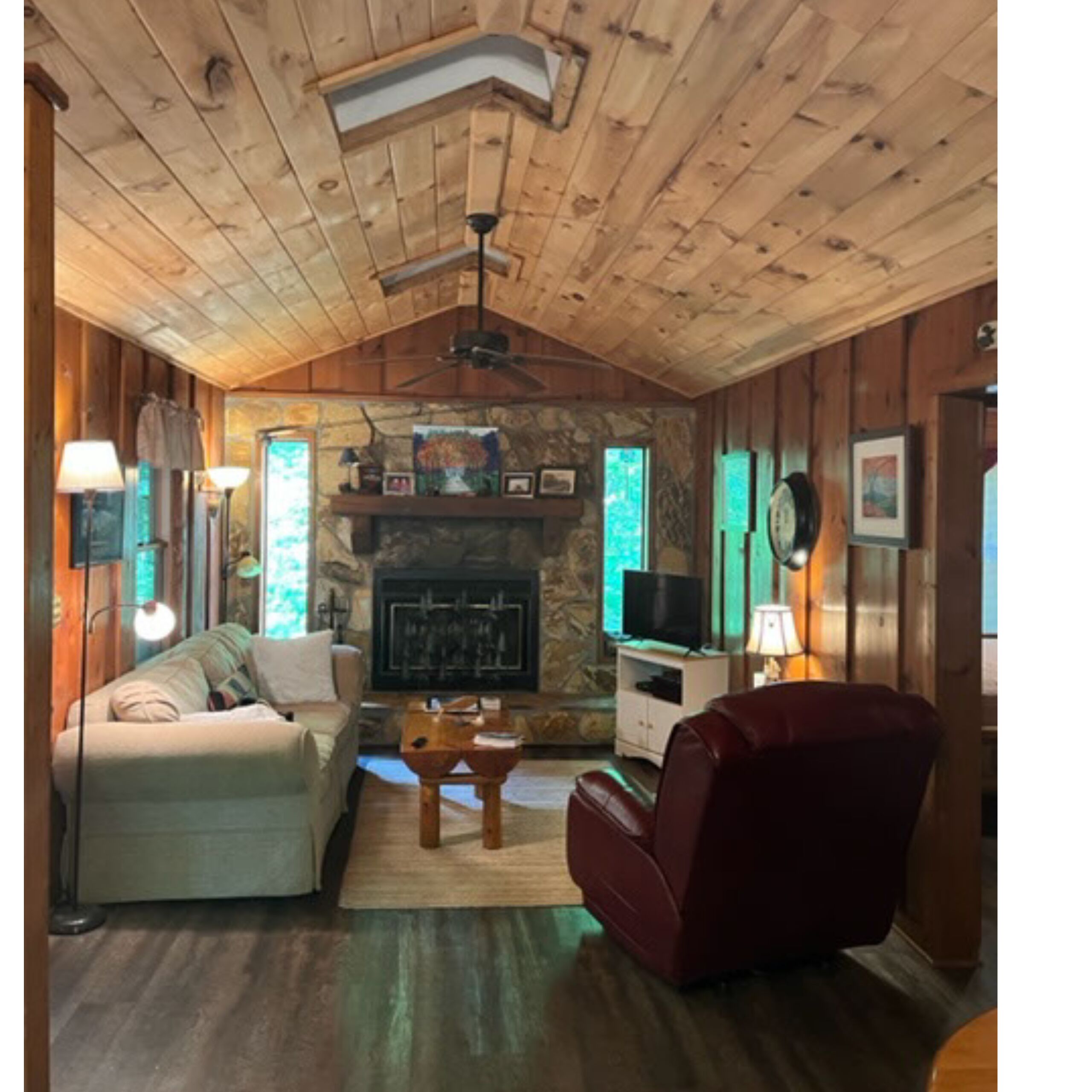 Cozy cabin nestled in woods and close to Downtown Blue Ridge!
