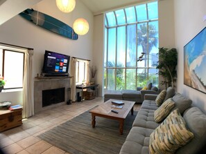 Smart TV, fireplace, DVD player, foosball - Steps to Sand - Beach condo with Game Room! (Venice Beach)