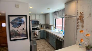 Réfrigérateur, four à micro-ondes, un four, surface de cuisson