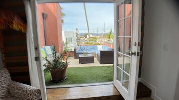 Téléviseur connecté, foyer, lecteur de DVD, table de baby-foot