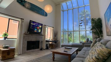 Téléviseur connecté, foyer, lecteur de DVD, table de baby-foot