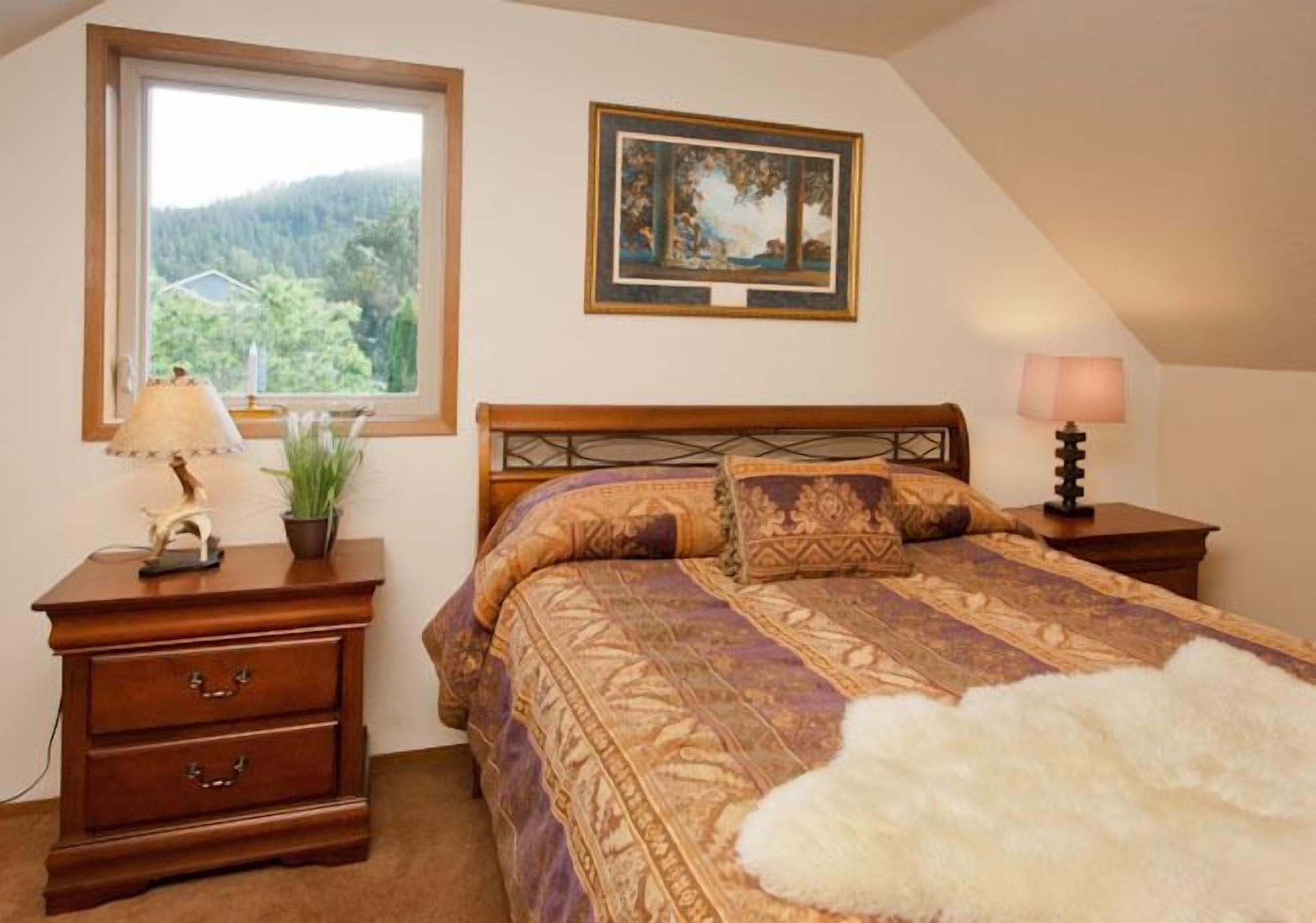 Expansive Secluded Retreat w/ Hot tub, Mtn Views, 2mi to town, minutes to trails