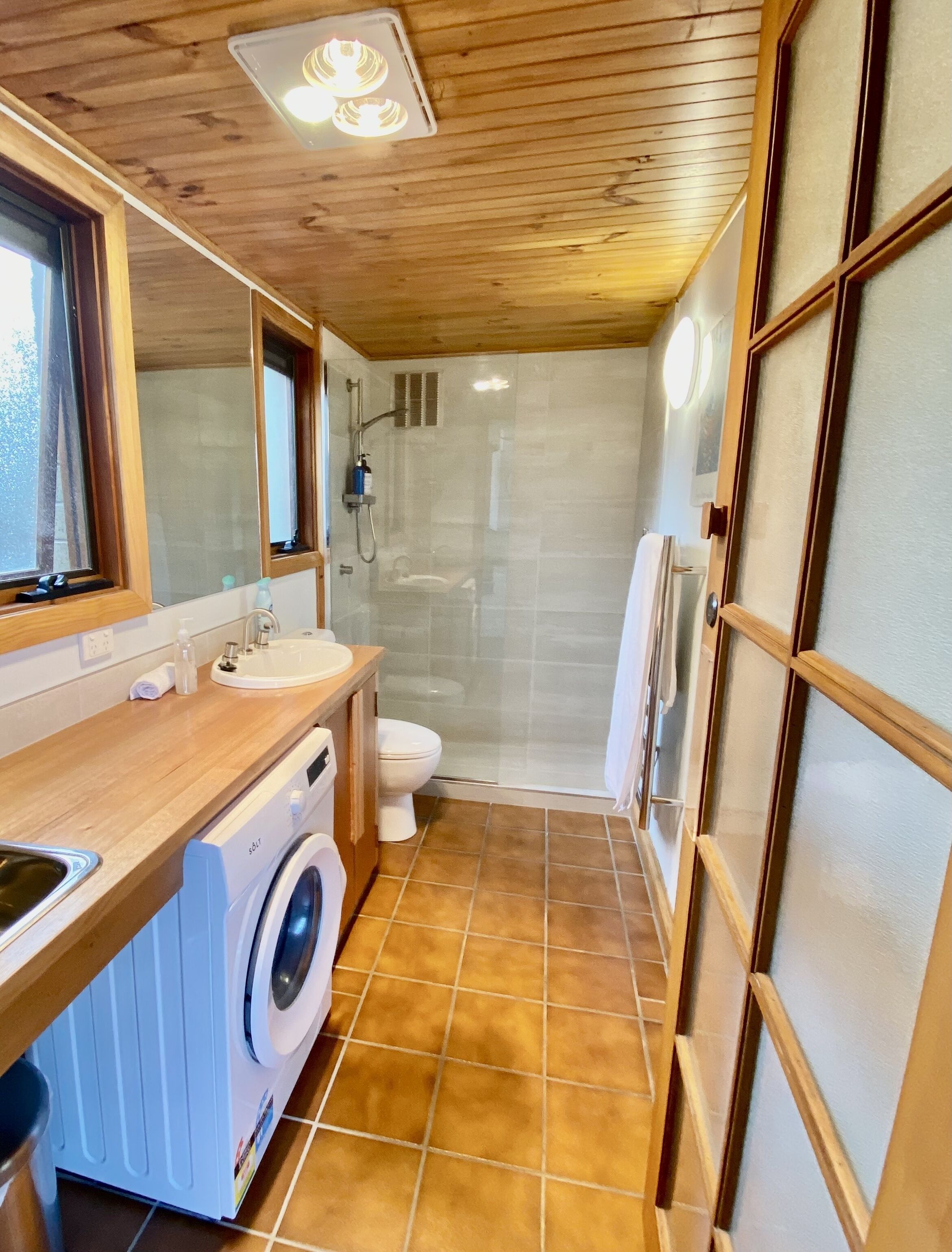 Shack on the Edge Waterfront — image 4