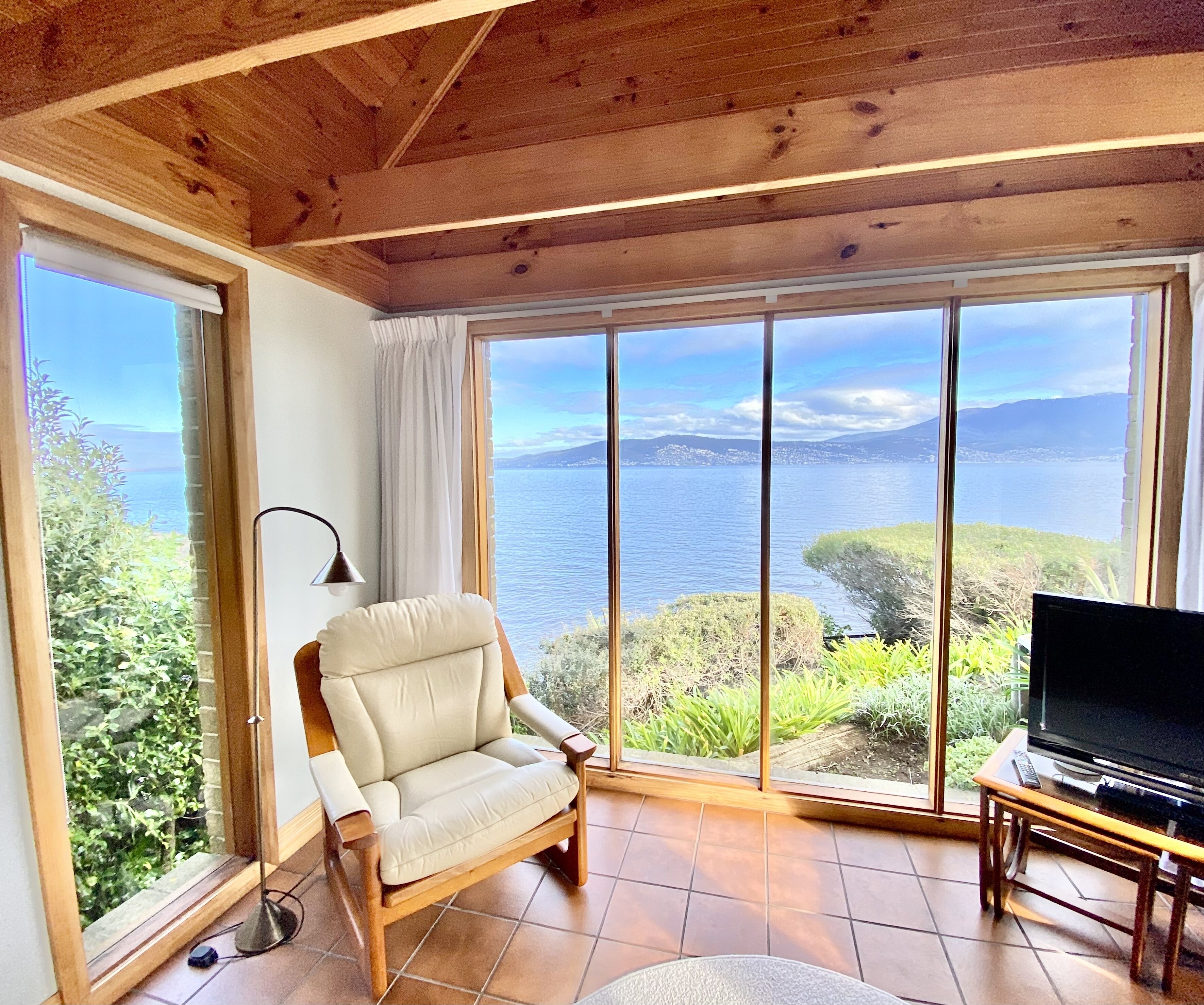 Shack on the Edge Waterfront — image 7