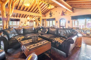 Smart-tv, een open haard, een dvd-speler en boeken