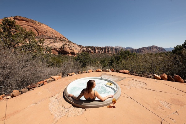Banyera d'hidromassatge a l'aire lliure