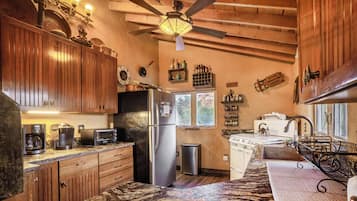 Refrigerador, horno, parrilla de estufa y cafetera y tetera