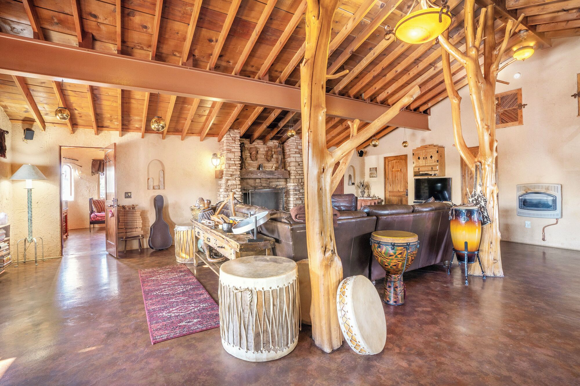 Smart-tv, pejs, dvd-afspiller, bøger