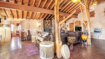 Smart-tv, pejs, dvd-afspiller, bøger