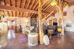 Smart TV, fireplace, DVD player, books