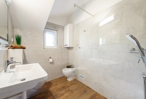 Sèche-cheveux, serviettes fournies, shampoing, papier toilette