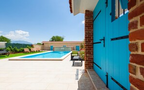 Een buitenzwembad, een verwarmd zwembad