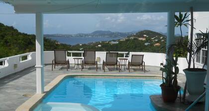 Poolside 2BR with Incredible Sunset View