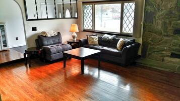 Een smart-tv, een open haard, tafelvoetbal en boeken