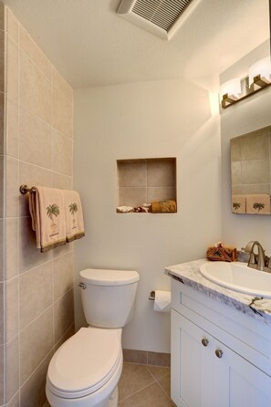 Shower, hair dryer, towels, soap - Beautiful Ocean Front Views year round! (Kihei)