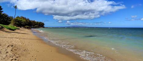 Plage, chaises longues, serviettes de plage