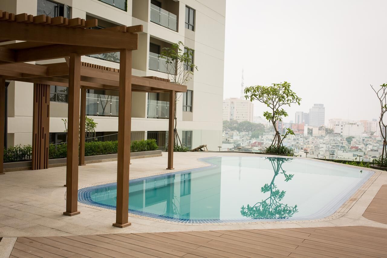 Une piscine sur le toit, agrémentée d’une pergola en bois, et offrant une vue panoramique sur la ville.