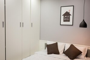 2 bedrooms, internet, bed sheets