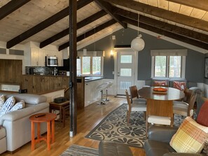 Smart TV, chimenea y estéreo 