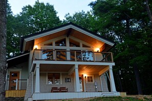 Ein zweistöckiges Holzhaus mit Balkon und einer Veranda, mit der Hausnummer 34.