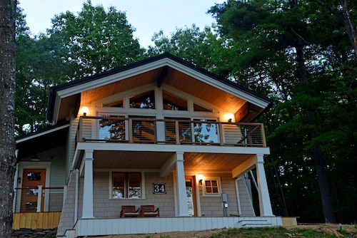 MID CENTURY MODERN  BLACK MOUNTAIN CHALET; STUNNING VIEWS/ FIRE PIT/ HOT TUB