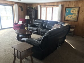 Een smart-tv, een open haard, een dvd-speler en een tafeltennistafel