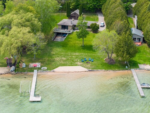 Beautiful Walloon Lake Home - with Pontoon Boat option. August Availability
