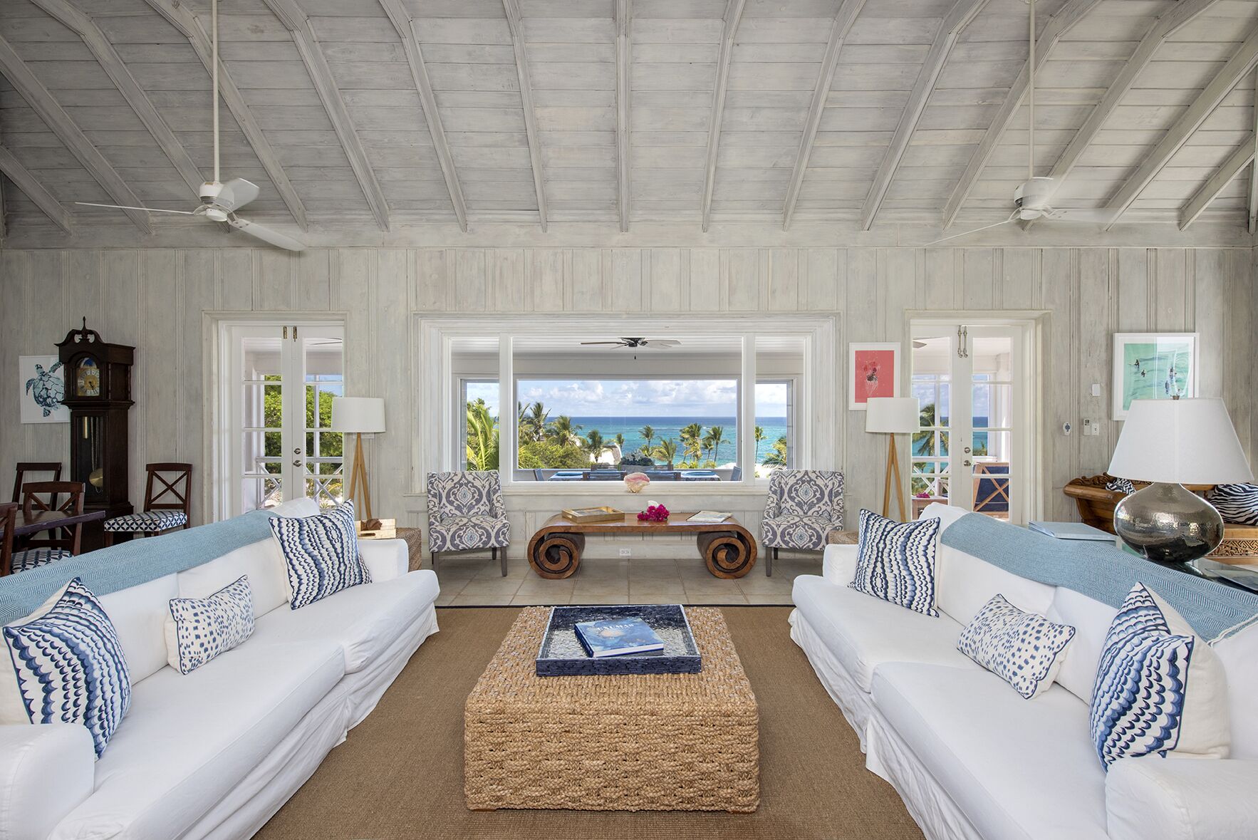 Télévision, cheminée, jeux vidéo, lecteur de DVD