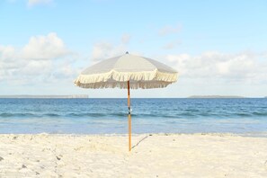 In Strandnähe, Liegestühle, Strandtücher