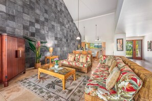 TV, books - Short walk 2 Hanalei Bay, beach and town, w/AC in bed rooms (Hanalei)