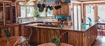 Since 1988, Rancho Alegre Lodge embraces the spirit of Jackson Hole