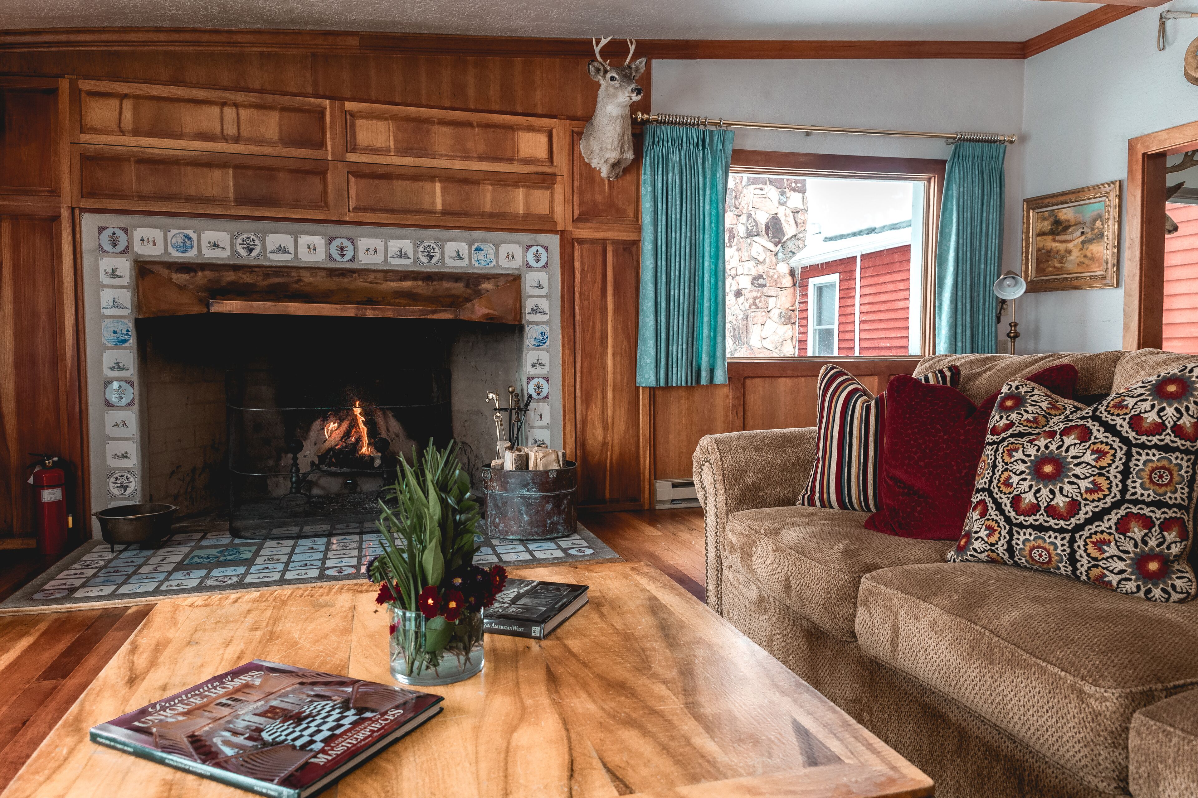 Smart TV, chimenea, reproductor de DVD y tenis de mesa 