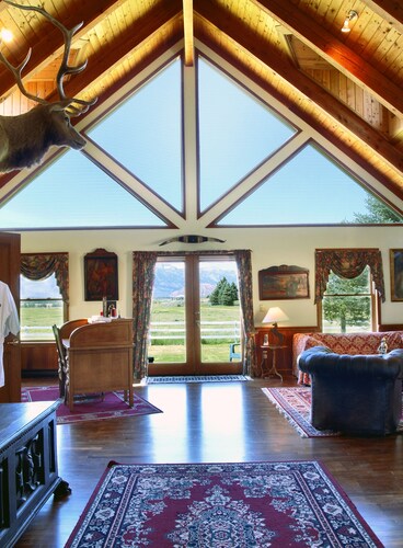 Since 1988, Rancho Alegre Lodge embraces the spirit of Jackson Hole