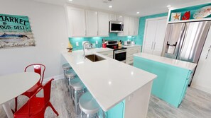 Kylskåp, mikrovågsugn, ugn och spishäll