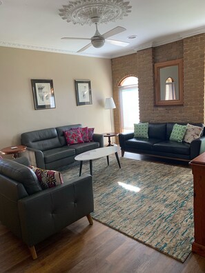 TV connectée, lecteur de DVD, table de tennis de table, livres