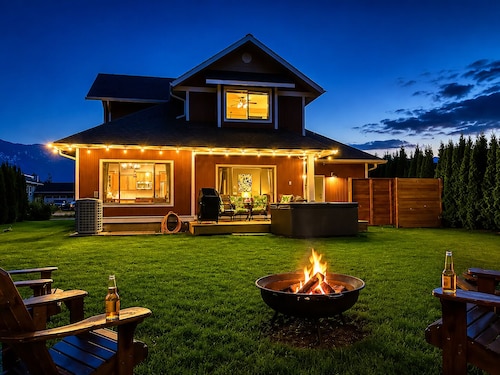 Barrel Sauna, HotTub, 2 Zero Gravity Massage Chairs, Powder Gong, Arcade & more