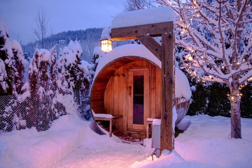 Barrel Sauna, HotTub, 2 Zero Gravity Massage Chairs, Powder Gong, Arcade & more