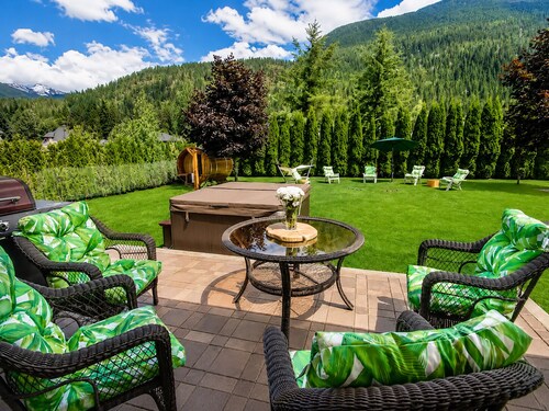 Barrel Sauna, HotTub, 2 Zero Gravity Massage Chairs, Powder Gong, Arcade & more