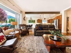 Smart TV, fireplace, video games, stereo - Barrel Sauna, HotTub, 2 Zero Gravity Massage Chairs, Powder Gong, Arcade & more (Revelstoke)