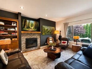 Smart TV, fireplace, video games, stereo - Barrel Sauna, HotTub, 2 Zero Gravity Massage Chairs, Powder Gong, Arcade & more (Revelstoke)