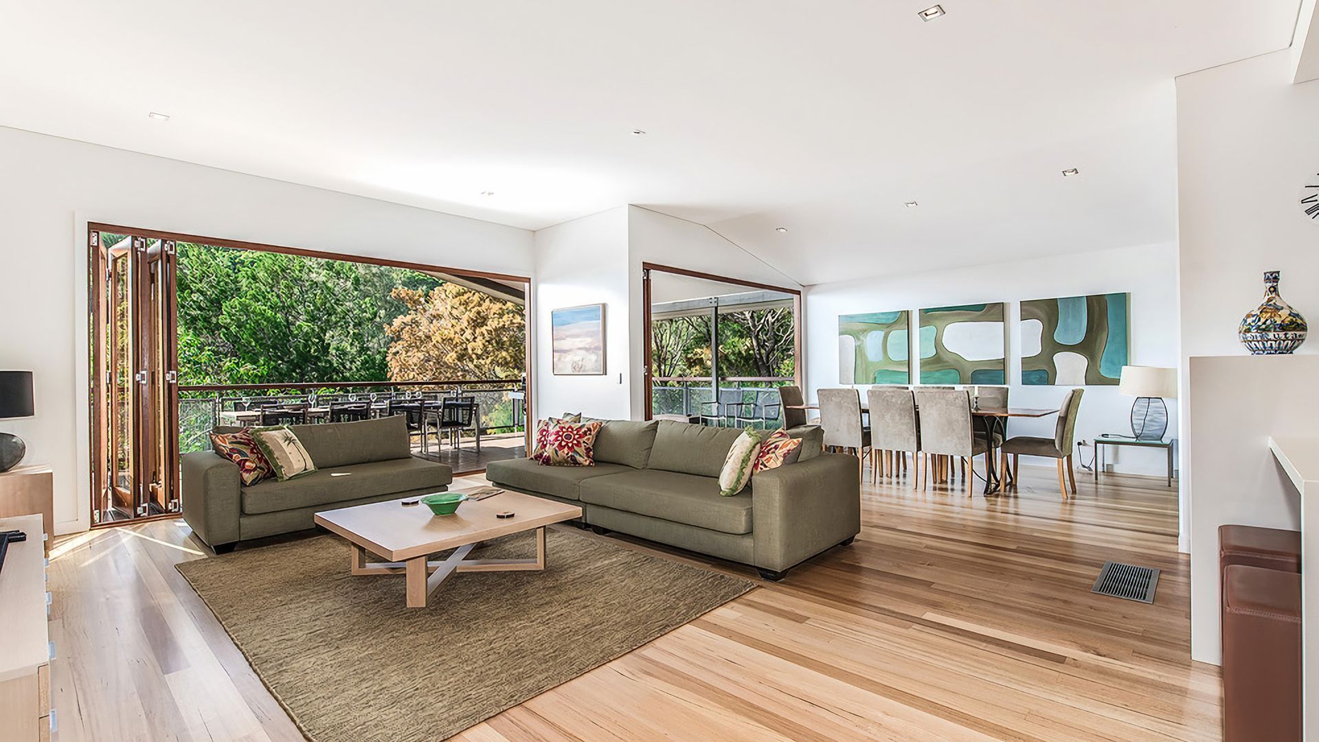 Luxury family accommodation walk to Hastings Street