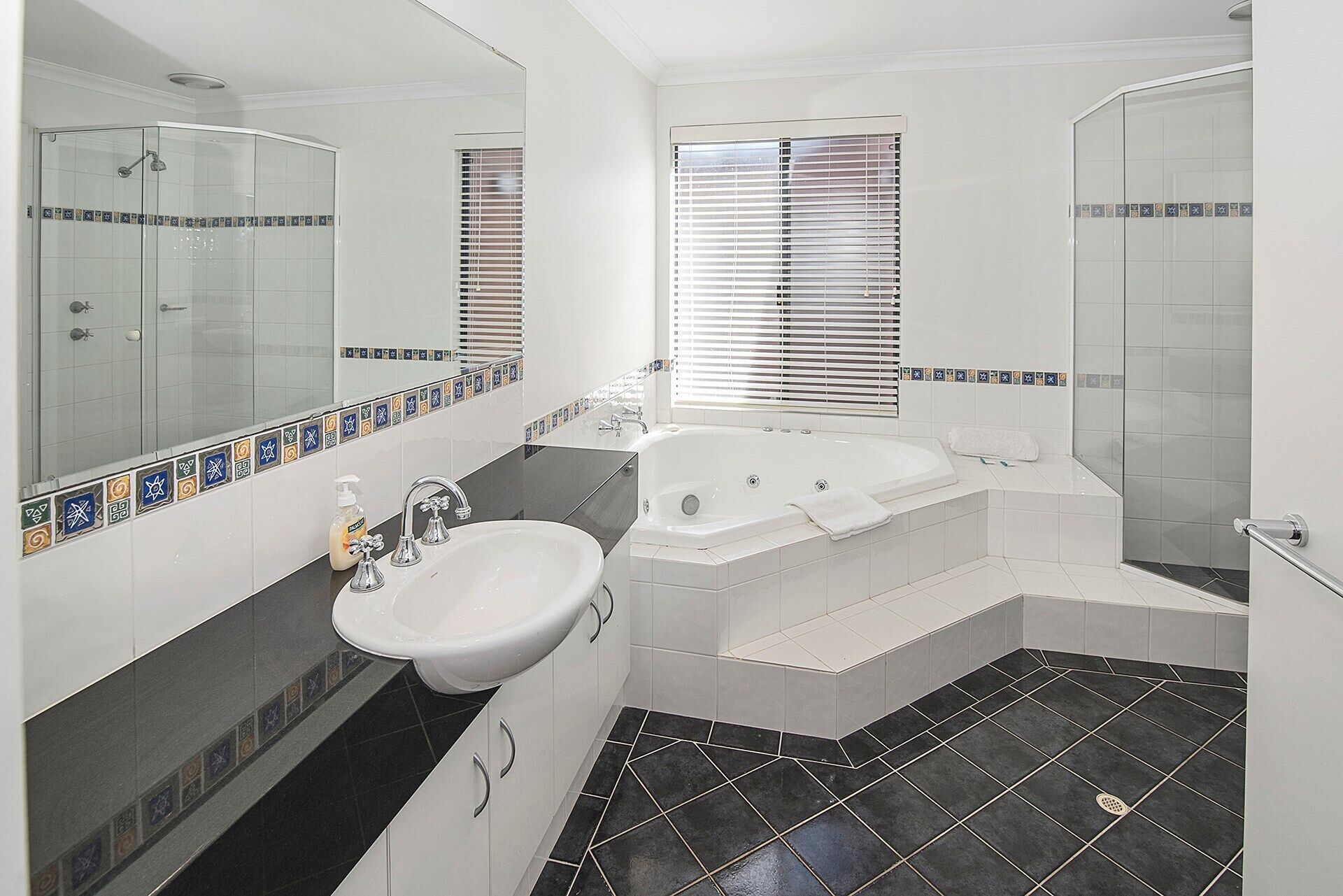 Away By The Bay- beach front- Ducted Heating/cooling — image 15