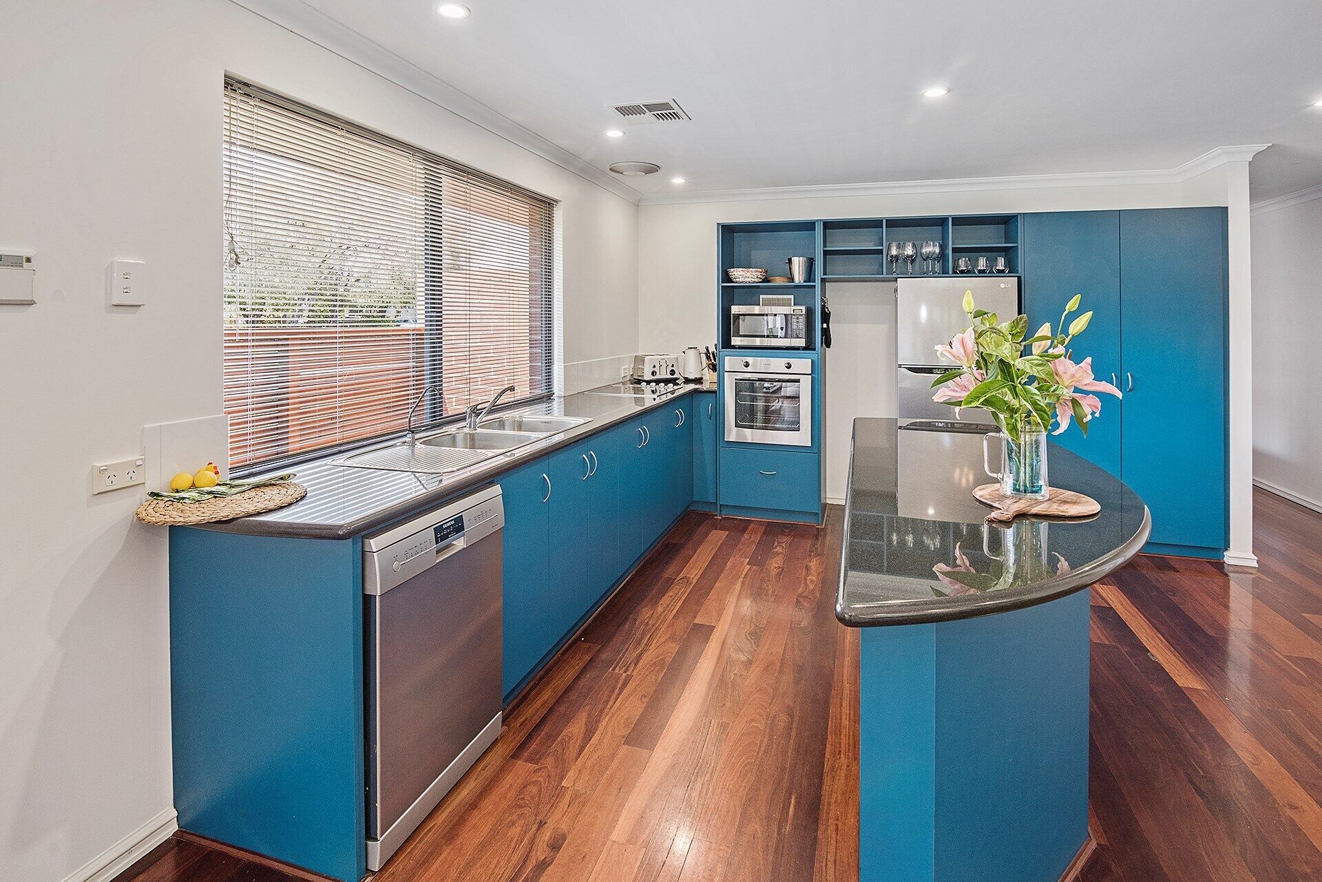 Away By The Bay- beach front- Ducted Heating/cooling — image 7