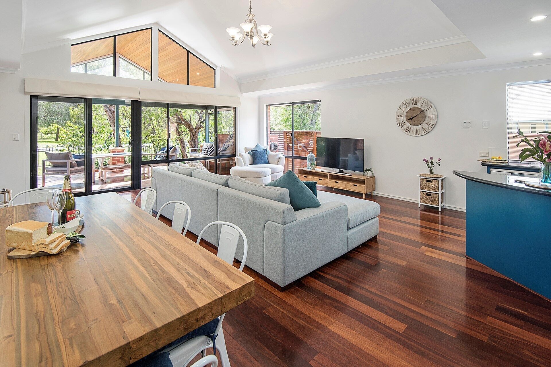 Away By The Bay- beach front- Ducted Heating/cooling — image 5