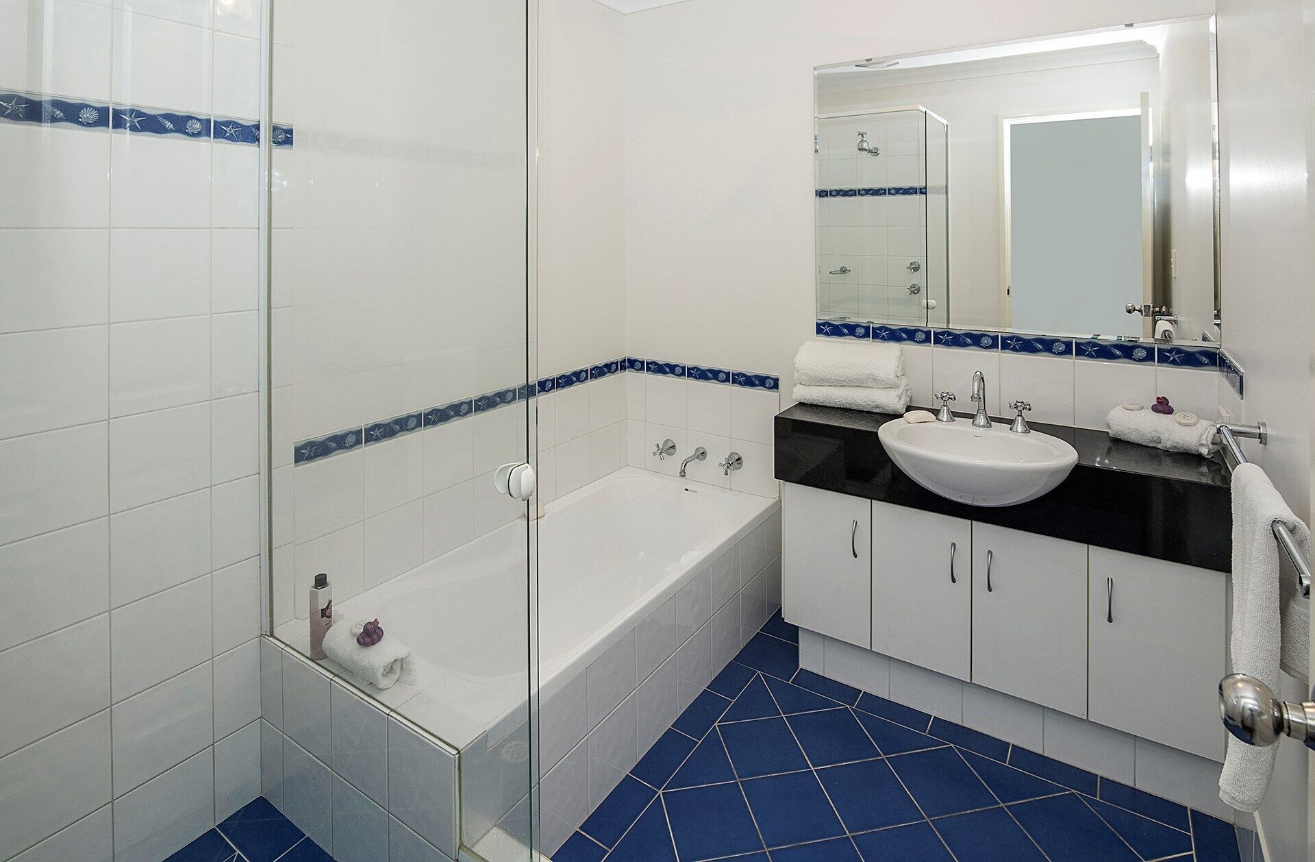 Away By The Bay- beach front- Ducted Heating/cooling — image 11