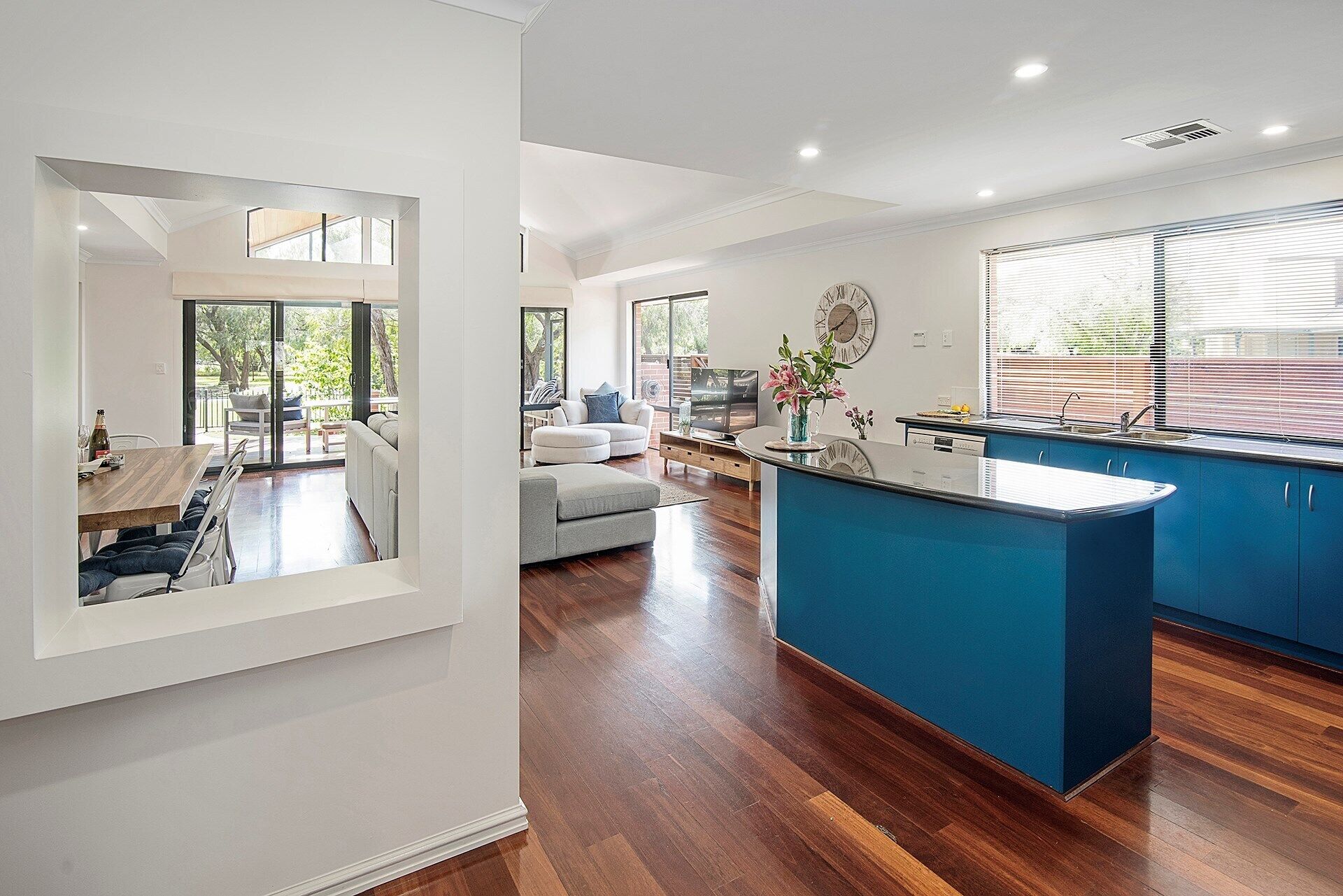 Away By The Bay- beach front- Ducted Heating/cooling — image 2