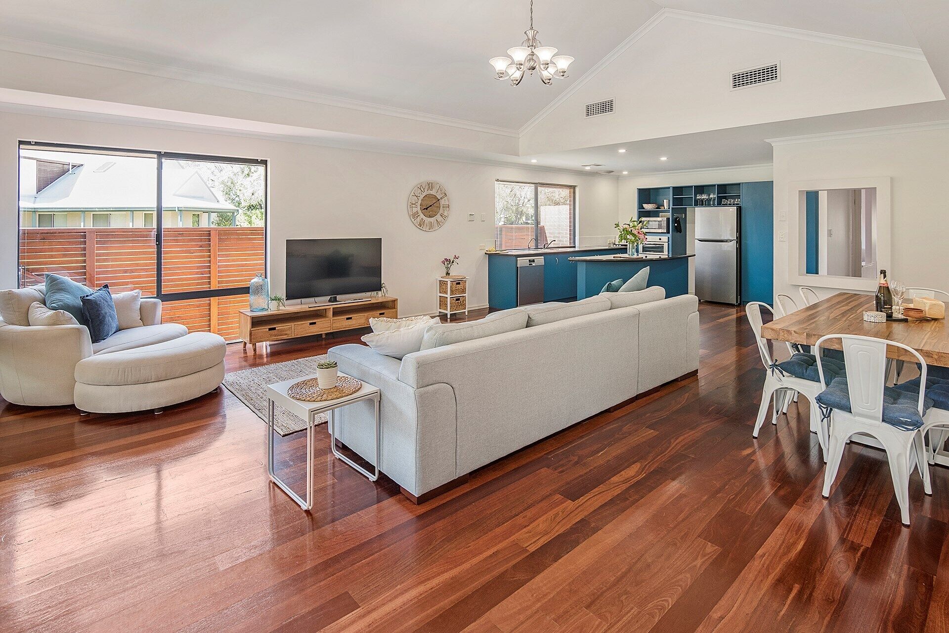 Away By The Bay- beach front- Ducted Heating/cooling — image 6