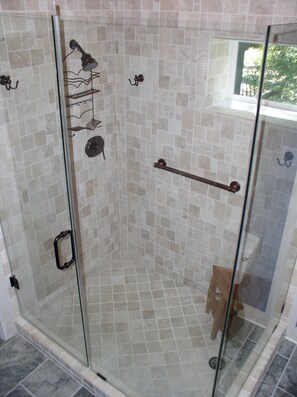 Douche, sèche-cheveux, serviettes fournies, savon